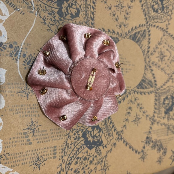 Free People Dusty Rose Rosette Brooch with Gold tone Earrings NWT - Picture 4 of 6